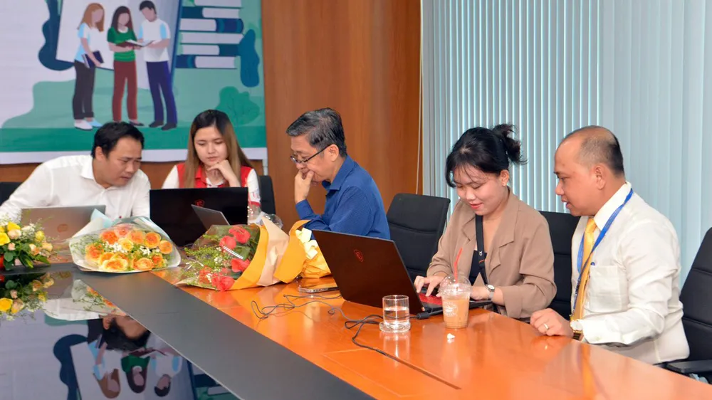 Các khách mời tại buổi giao lưu trực tuyến “Những lưu ý về điểm sàn – đăng ký điều chỉnh nguyện vọng năm 2023”. Ảnh: CAO THĂNG