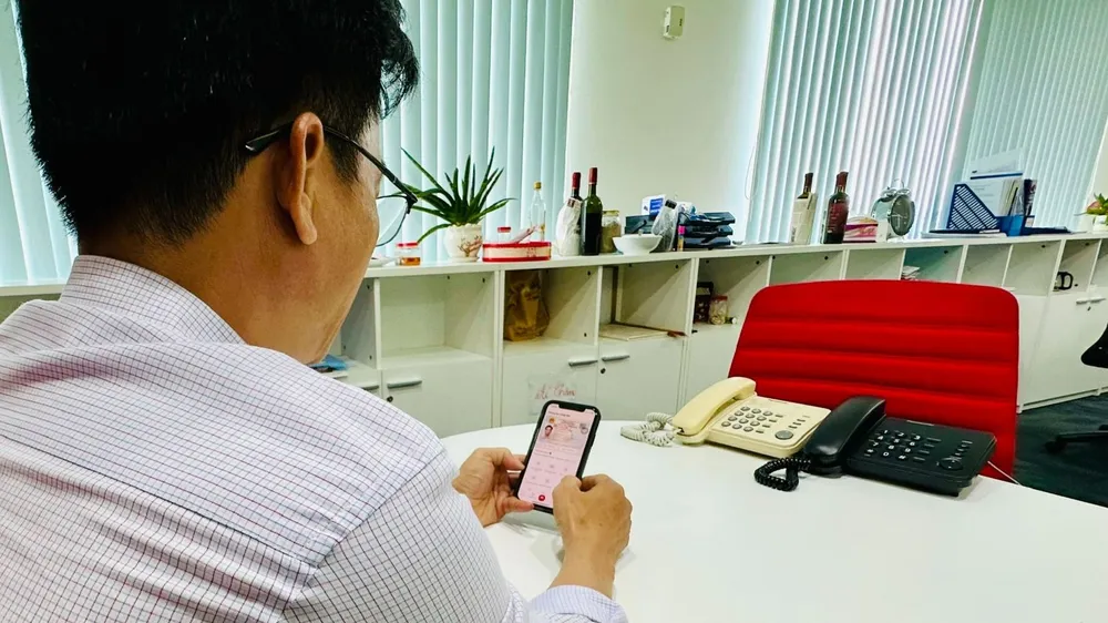 Ông H. bức xúc vì danh sách những người trong gia đình xuất hiện nhiều "người lạ". Ảnh: CHÍ THẠCH 