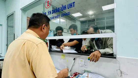 Ùn ứ đăng ký sang tên, thu hồi biển số xe