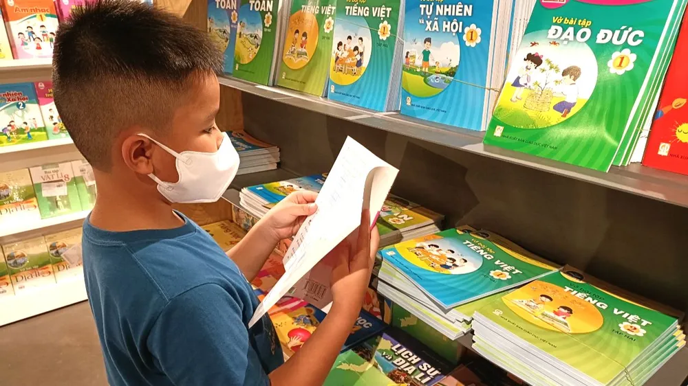 Sở GD-ĐT TPHCM chỉ đạo các trường hỗ trợ cung cấp sách giáo khoa cho học sinh