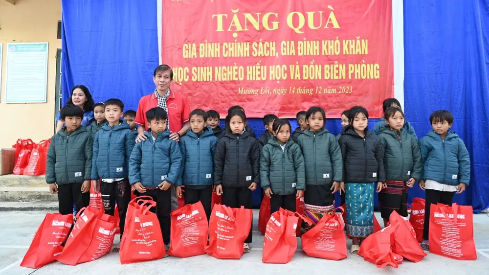 Trao quà đến các em học sinh vùng cao biên giới