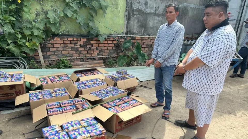 Bắt 2 người vận chuyển hơn 300kg pháo nổ từ An Giang về TPHCM tiêu thụ