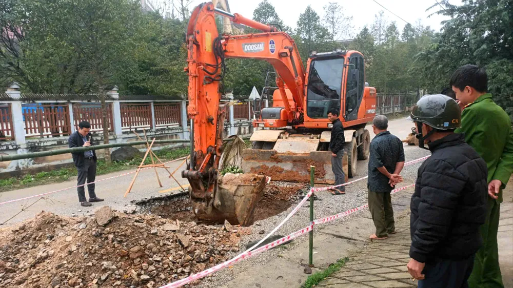 Huy động máy móc, nhân lực khắc phục hố sụt lún
