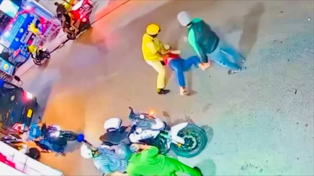 CSGT khống chế người đàn ông dùng thẻ thanh tra xây dựng yêu cầu thả người vi phạm