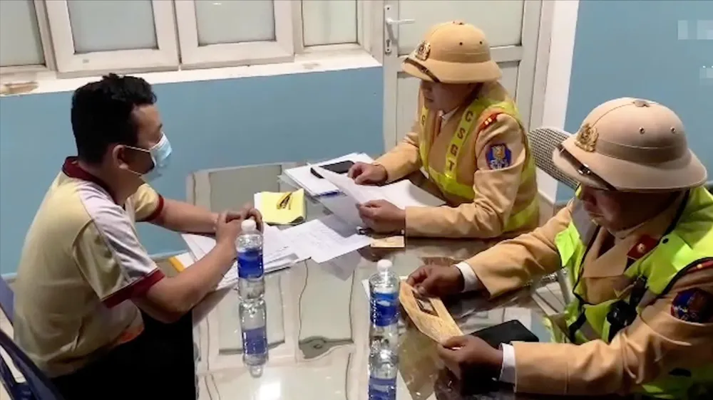 Phạt 54 triệu đồng tài xế xe khách không có bằng lái, điều khiển xe đi ngược chiều trên đường cao tốc