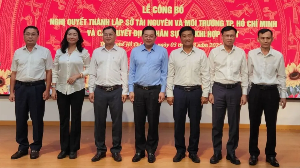 Ban giám đốc gồm Giám đốc Nguyễn Toàn Thắng (giữa) và các phó giám đốc