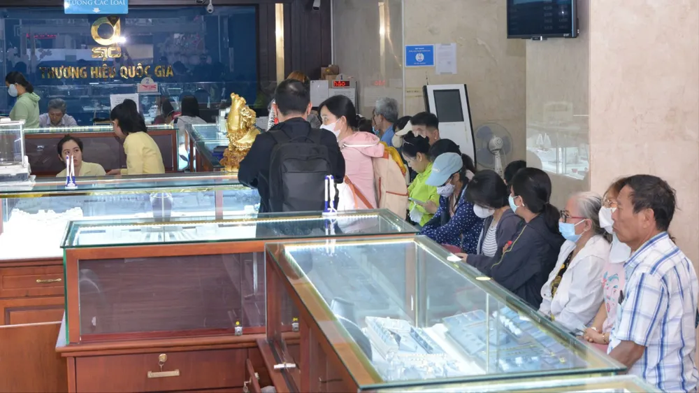 Giá vàng sáng đầu tuần bật tăng 4 triệu đồng/lượng
