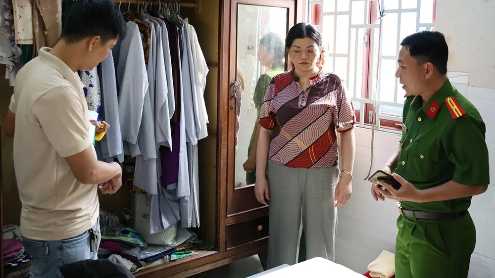 Cháu dâu trộm tiền, vàng của cô chồng