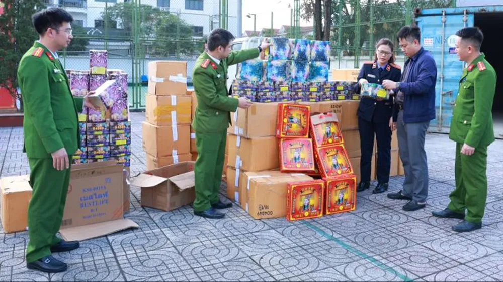 Lực lượng chức năng kiểm tra tang vật pháo các loại bị thu giữ