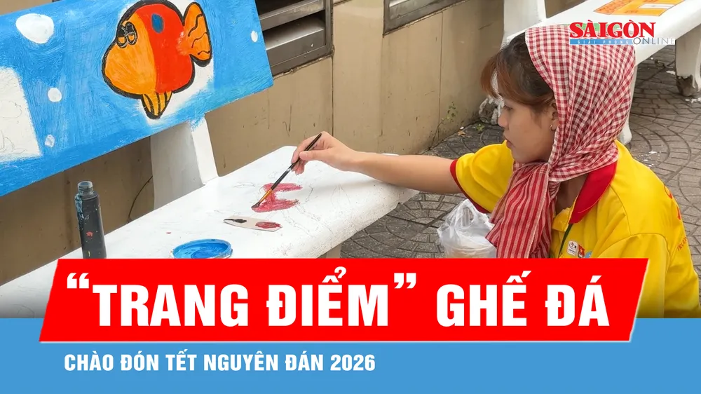 Chiến sĩ Xuân tình nguyện “thay áo mới” cho ghế đá công viên tại phường Vườn Lài