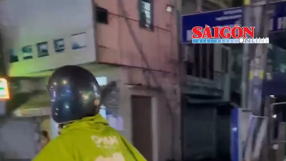 TPHCM: Ngã tư đường Quang Trung - Nguyễn Văn Quá bị ngập sau cơn mưa chiều 5-5.