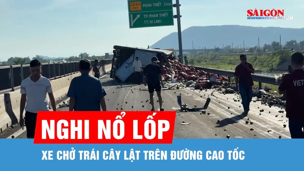 Xe chở trái cây lật chắn ngang cao tốc Vĩnh Hảo - Phan Thiết