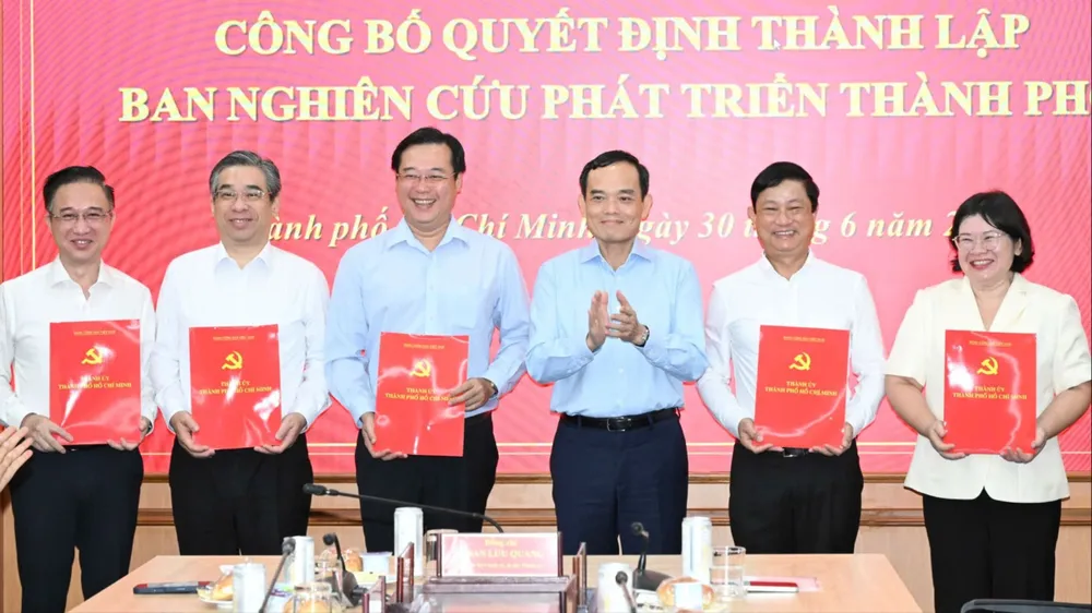 Công bố quyết định thành lập Ban Nghiên cứu phát triển TPHCM