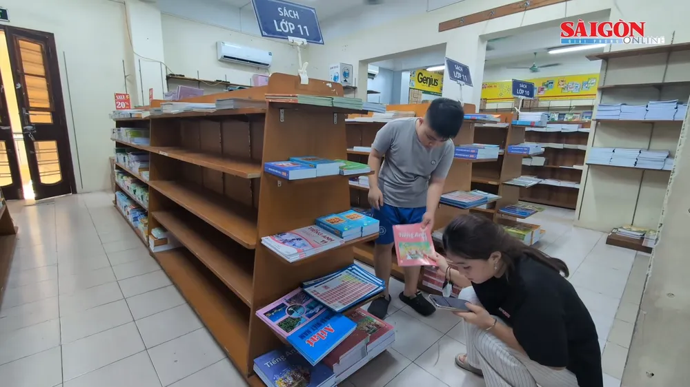Phụ huynh và học sinh vất vả tìm mua SGK. Ảnh: Thanh Tùng