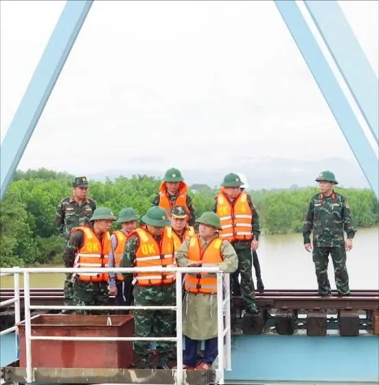 Trục vớt sà lan mắc kẹt tại chân cầu đường sắt ở Quảng Trị
