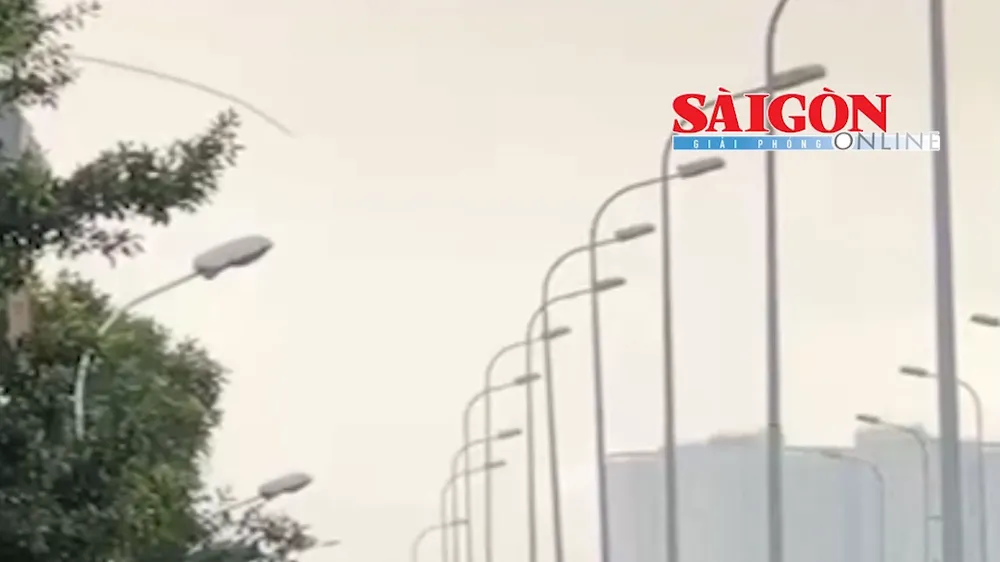 Hiện trường ô tô điện hất văng bàn nhậu trước quán, cùng nhiều xe máy dưới chân cầu Chữ Y