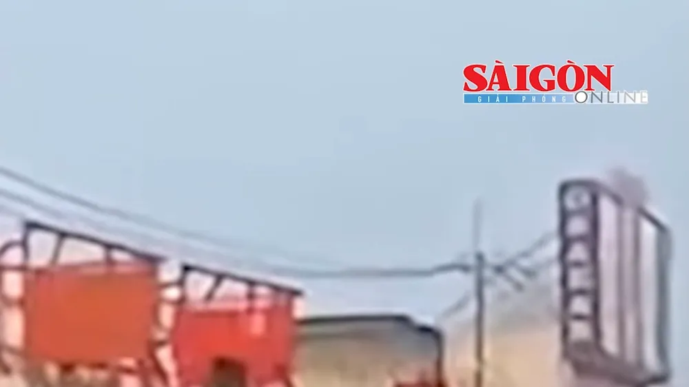 Nhóm "thầy trò Đường Tăng" cưỡi ngựa vào làn ô tô trên đường Phan Văn Khải (TPHCM)