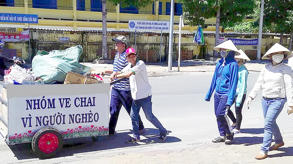 Gom ve chai giúp người nghèo