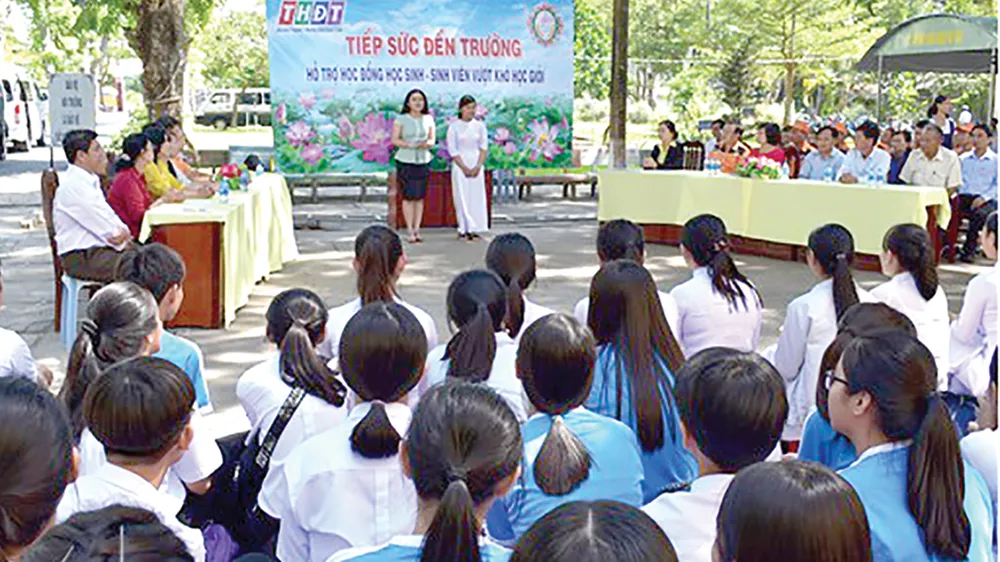 Trao học bổng “Tiếp sức đến trường” tại huyện Tháp Mười