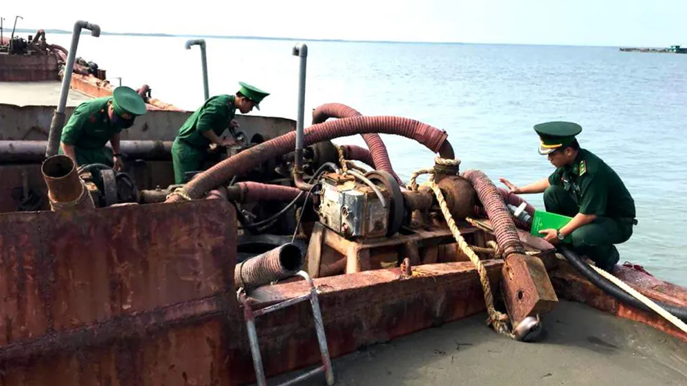 Nhức nhối khai thác cát trái phép trên biển Cần Giờ