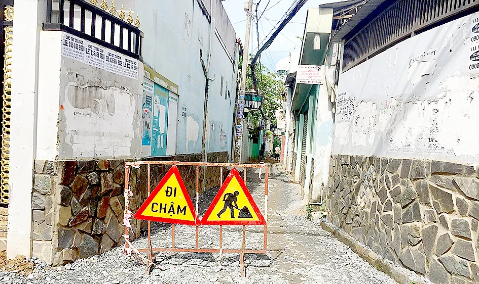 Gần 4 tháng chưa sửa xong một đoạn đường