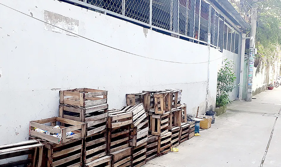 Cơ sở Tân Tín Văn đưa mấy tấm pallet cũ mục ra chiếm dụng đường hẻm