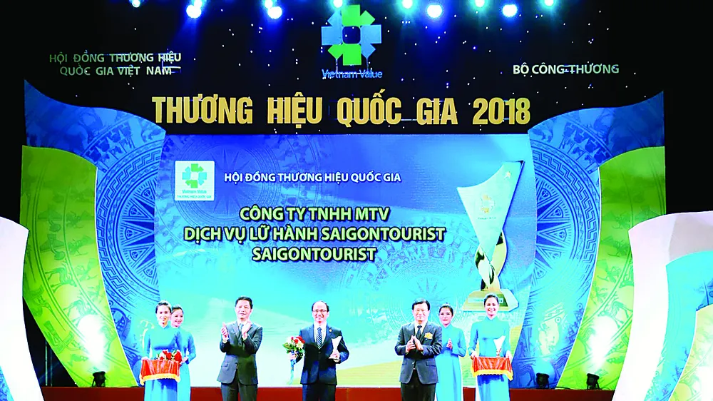 Ông Nguyễn Hữu Y Yên, Tổng Giám đốc Công ty Dịch vụ Lữ hành Saigontourist, nhận biểu trưng Thương hiệu Quốc gia 2018 tại lễ công bố các doanh nghiệp có sản phẩm đạt Thương hiệu Quốc gia 2018