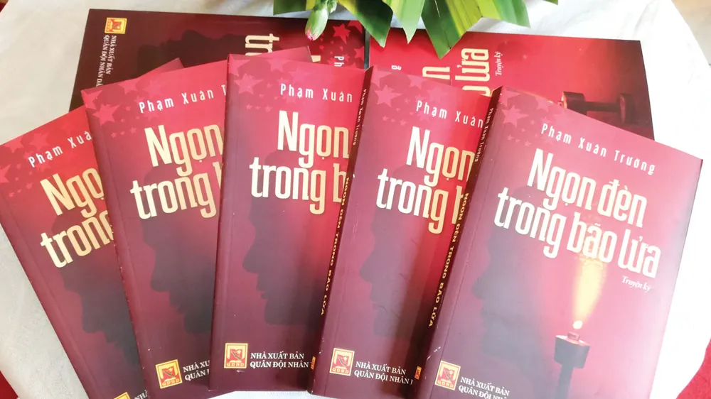 Ra mắt truyện ký Ngọn đèn trong bão lửa