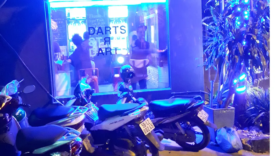 Quán bar ồn ào thâu đêm suốt sáng