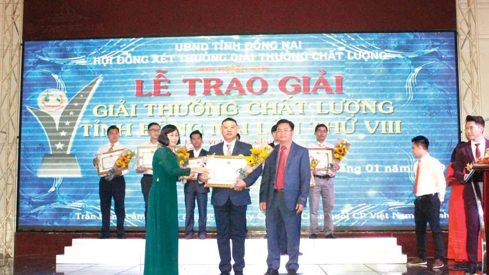 Ông Tsai Ping Hsuan - Đại diện Công ty Vedan nhận “Giải vàng Chất lượng Đồng Nai 2018”