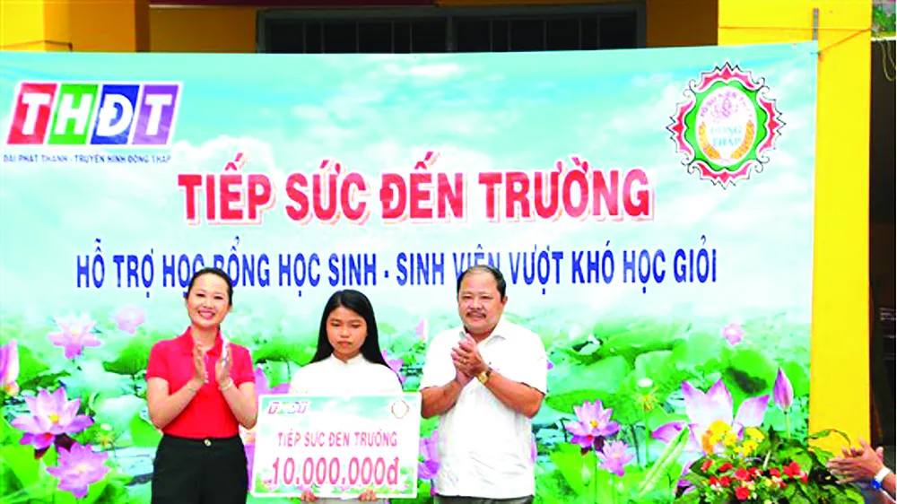 Ông Ngô Thanh Trí - PGĐ Công ty TNHH MTV Xổ số kiến thiết tỉnh Đồng Tháp đại diện nhà tài trợ chính trao học bổng cho em Trần Như