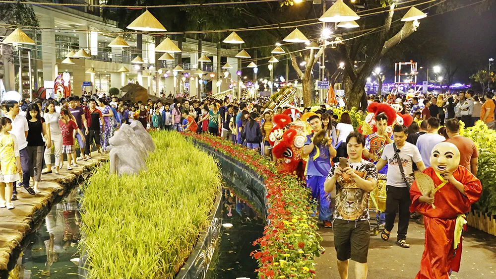 Xôn xao đón tết cùng ông Địa và trống ếch rộn ràng tại Hội chợ hoa xuân Phú Mỹ Hưng