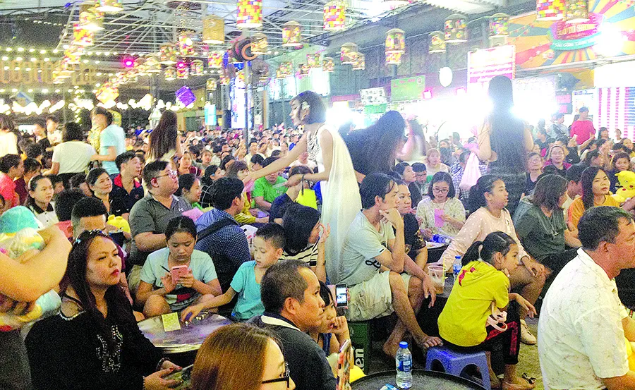 Đằng sau son phấn lô tô