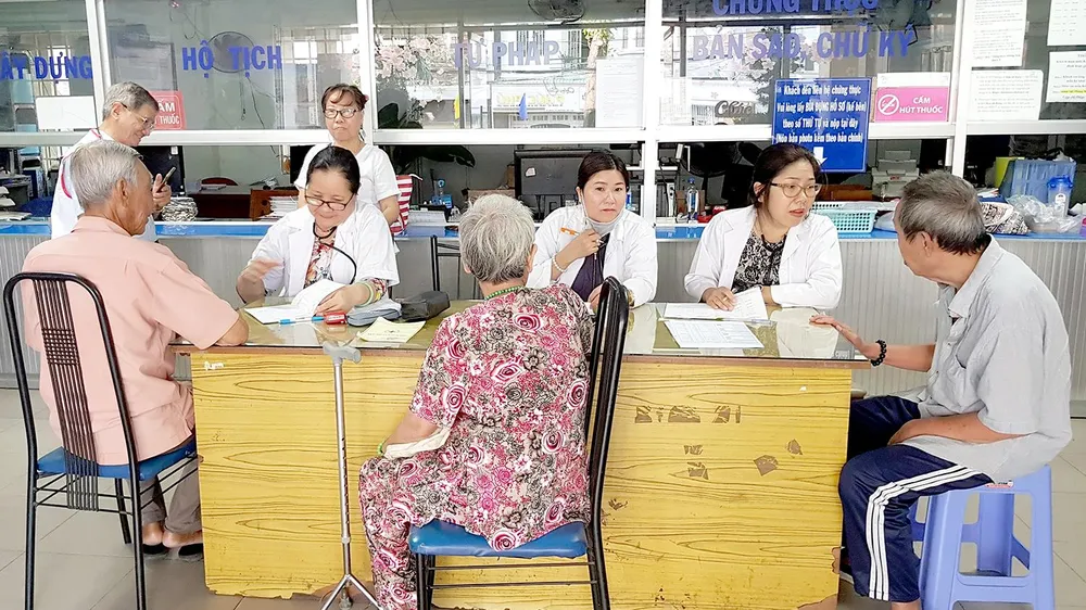Các bệnh nhân đến phòng khám của phường để thăm khám sức khỏe