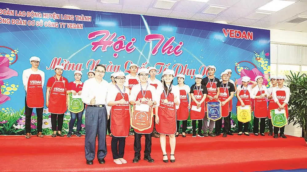 Ông Ni Chih Hao - Phó Tổng Giám đốc điều hành trao giải nhất giải nấu ăn cho đội Pháp chế