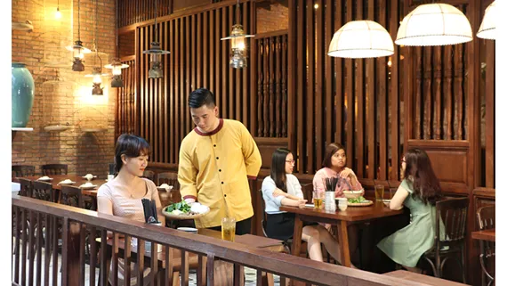 Buồn vui của sinh viên kiếm sống ở nhà hàng