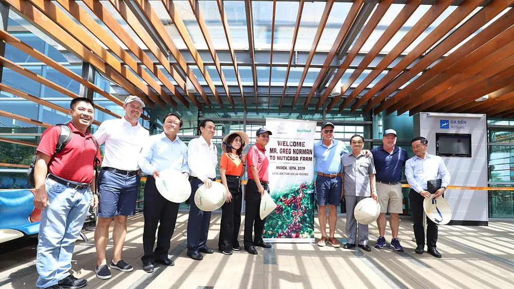 Greg Norman thăm nông trường NUTI CADA