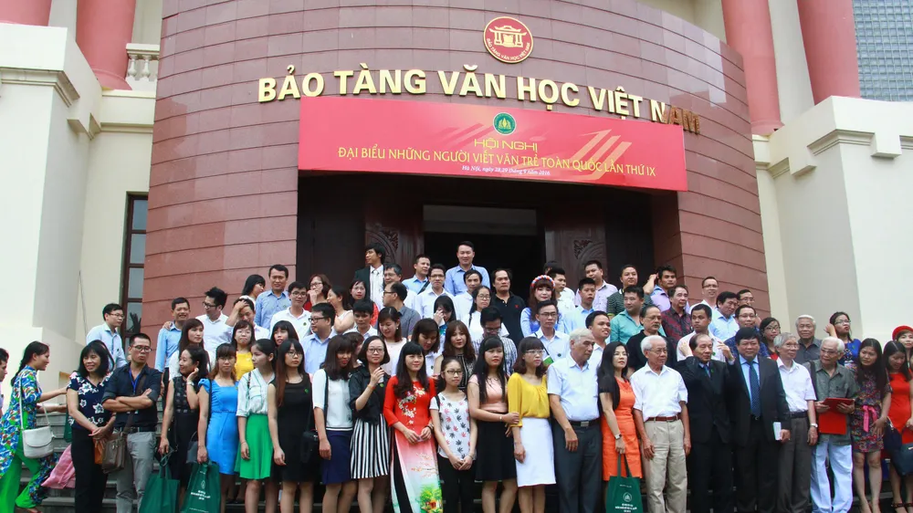 Nhà văn trẻ - vào hội để làm gì?