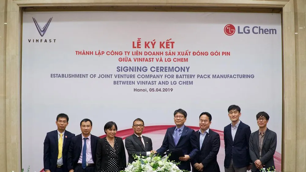 Lễ ký kết thành lập liên doanh đóng gói và sản xuất pin theo tiêu chuẩn quốc tế giữa VinFast và LG Chem