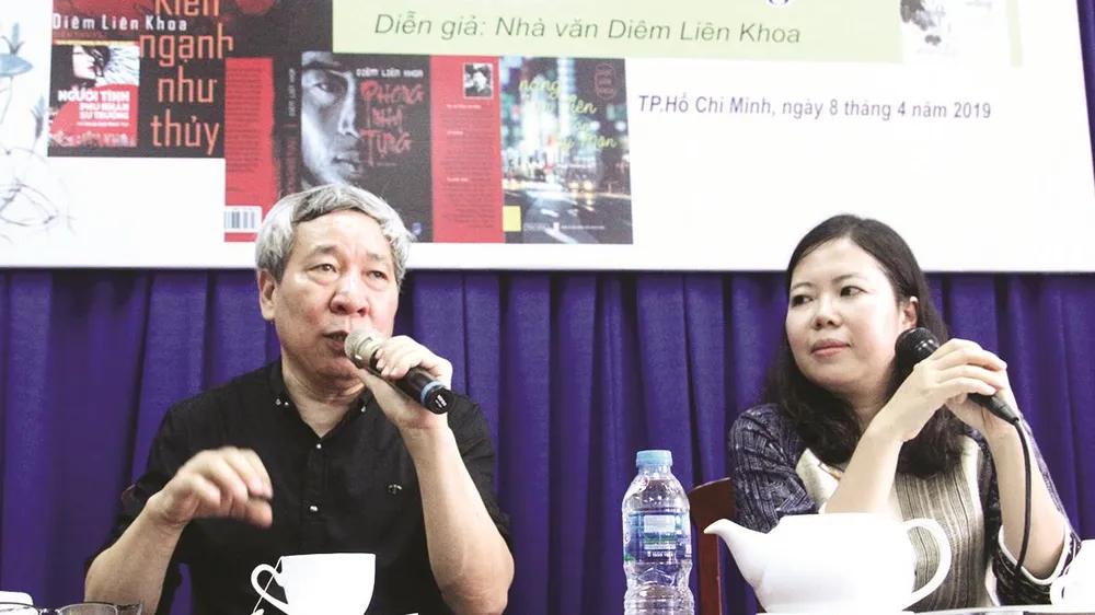Nhà văn Diêm Liên Khoa: Tìm ánh sáng trong bóng tối
