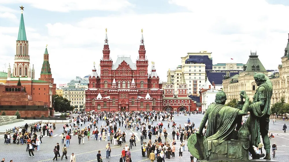 Khách tham quan đến thành phố Saint Petersburg