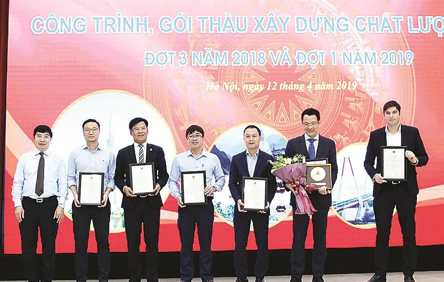 Ông Lê Văn Nam - Phó TGĐ (thứ 3 từ trái qua) đại diện Tập đoàn Xây dựng Hòa Bình đón nhận giải thưởng của Bộ Xây dựng