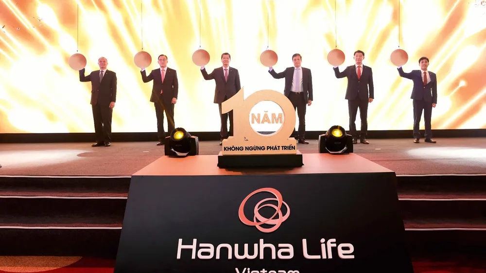 Lãnh đạo Tập đoàn Hanwha, Hanwha Life Việt Nam và Đại diện Cục Quản lý - Giám Sát Bảo hiểm thực hiện nghi thức kỷ niệm 10 năm thành lập.