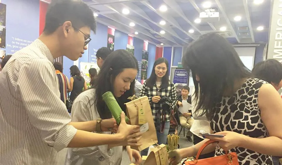 Các bạn trẻ giới thiệu những sản phẩm thân thiện với môi trường