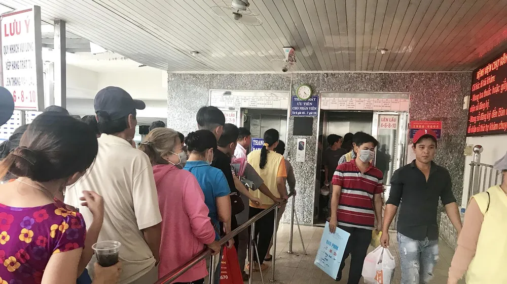 Hành xử văn hóa khi đi thang máy