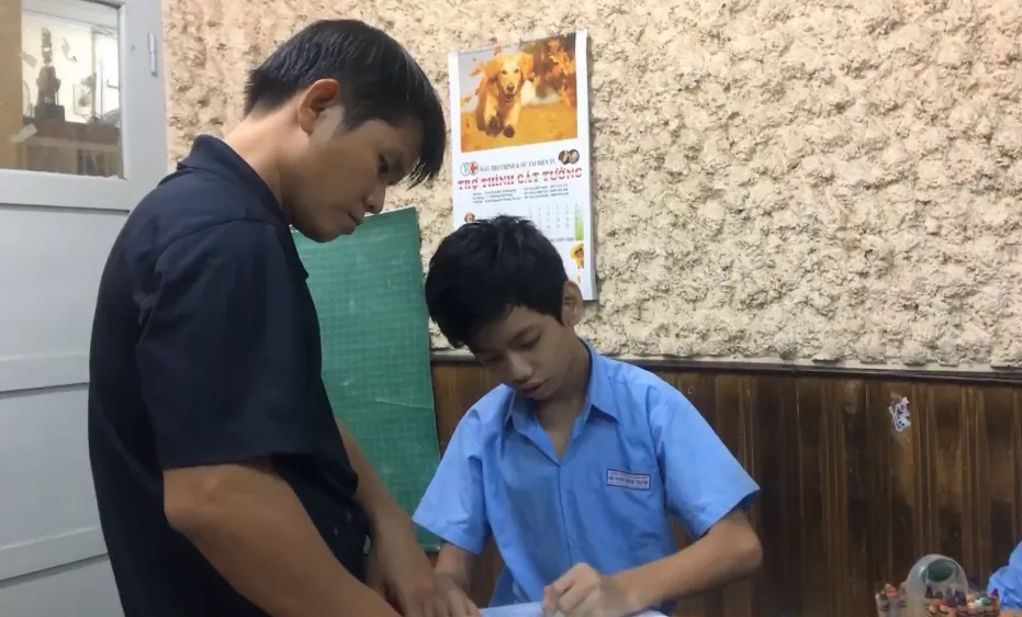 Thầy Phan Minh Thông tận tình dạy vẽ cho học trò ở Trường Chuyên biệt Khiếm thính Hy vọng Bình Thạnh