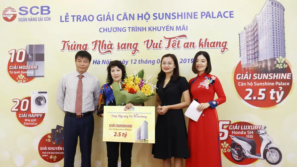 Ông Lại Quốc Tuấn - Phó TGĐ kiêm Giám đốc Văn phòng SCB miền Bắc trao giải cho khách hàng