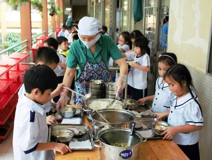 Dinh dưỡng học đường hợp lý đóng vai trò quan trọng đối với sự phát triển toàn diện của trẻ
