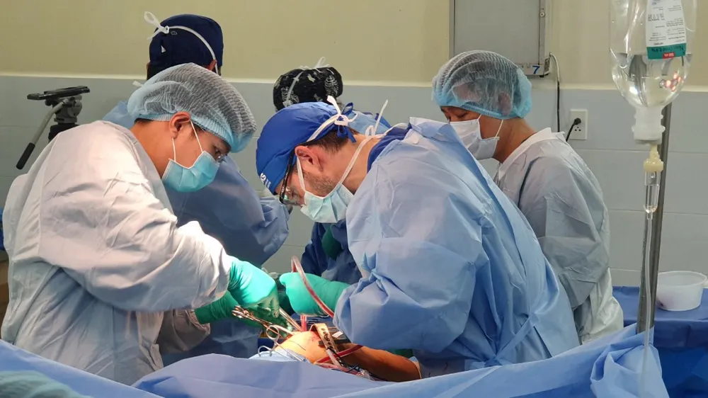 Các sác sĩ đoàn phẫu thuật từ thiện Operation Walk Chicago và BV Quân y 175 tiến hành phẫu thuật thay khớp cho bệnh nhân. Ảnh: BV cung cấp