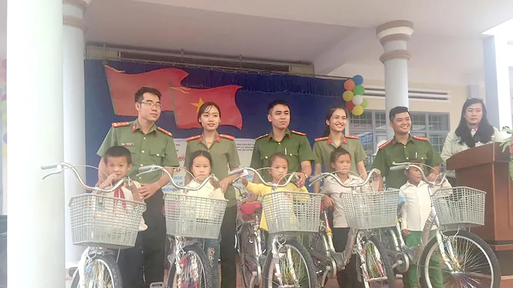 Tặng thiếu nhi nghèo, học giỏi 1.154 phần quà
